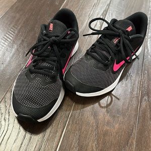 EUC Nike Size 4 Youth